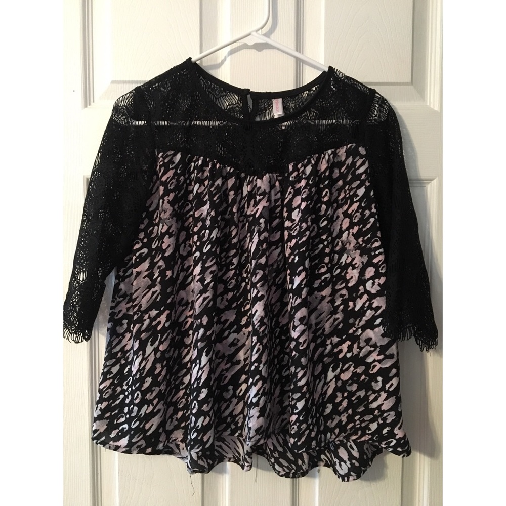 Flowy patterned lace top
